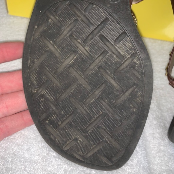 Women’s 8M CIRCA Joan & David SUMMERFUN Dark Brown Leather Aztec Studded Sandals - Picture 13 of 15